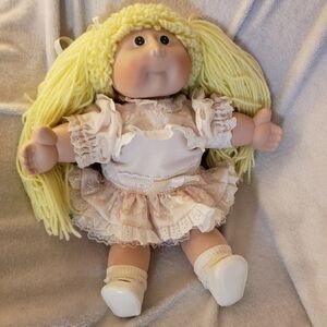 Vintage 1985 Leslie Ellen Cabbage Patch Porcelain Doll Blonde Hair Blue Eyes EUC